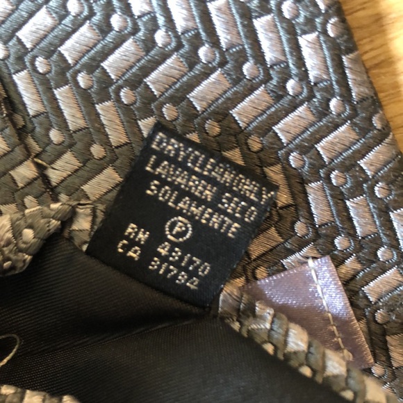 GEOFFREY BEENE 100% silk Grey Silver Textured “line” SafetyPin Pattern $129 NEW - Picture 6 of 16